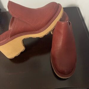 Sorel hi-line clog. Size 8.5 Cognac/wine